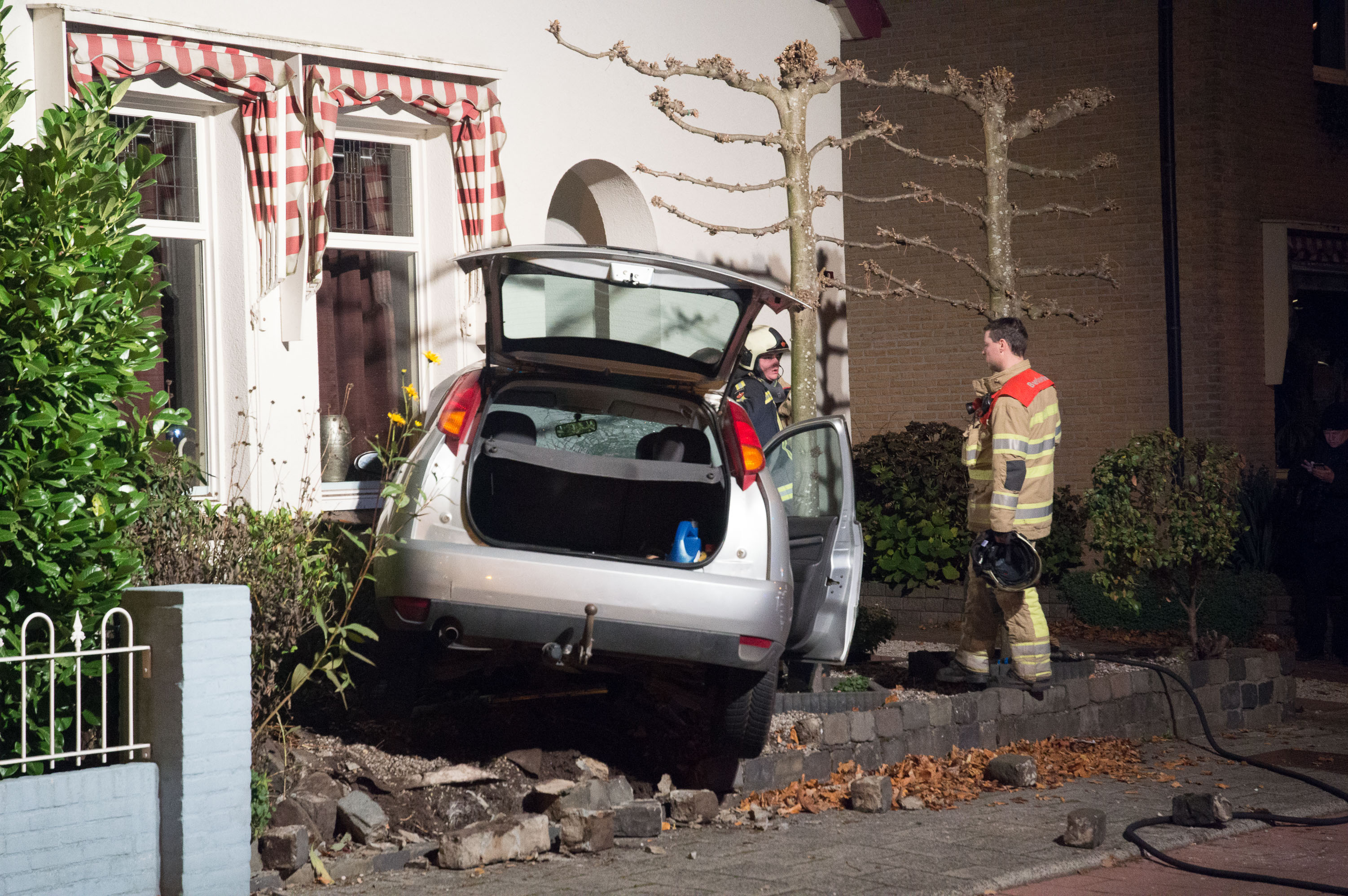 Auto ramt voorgevel woning