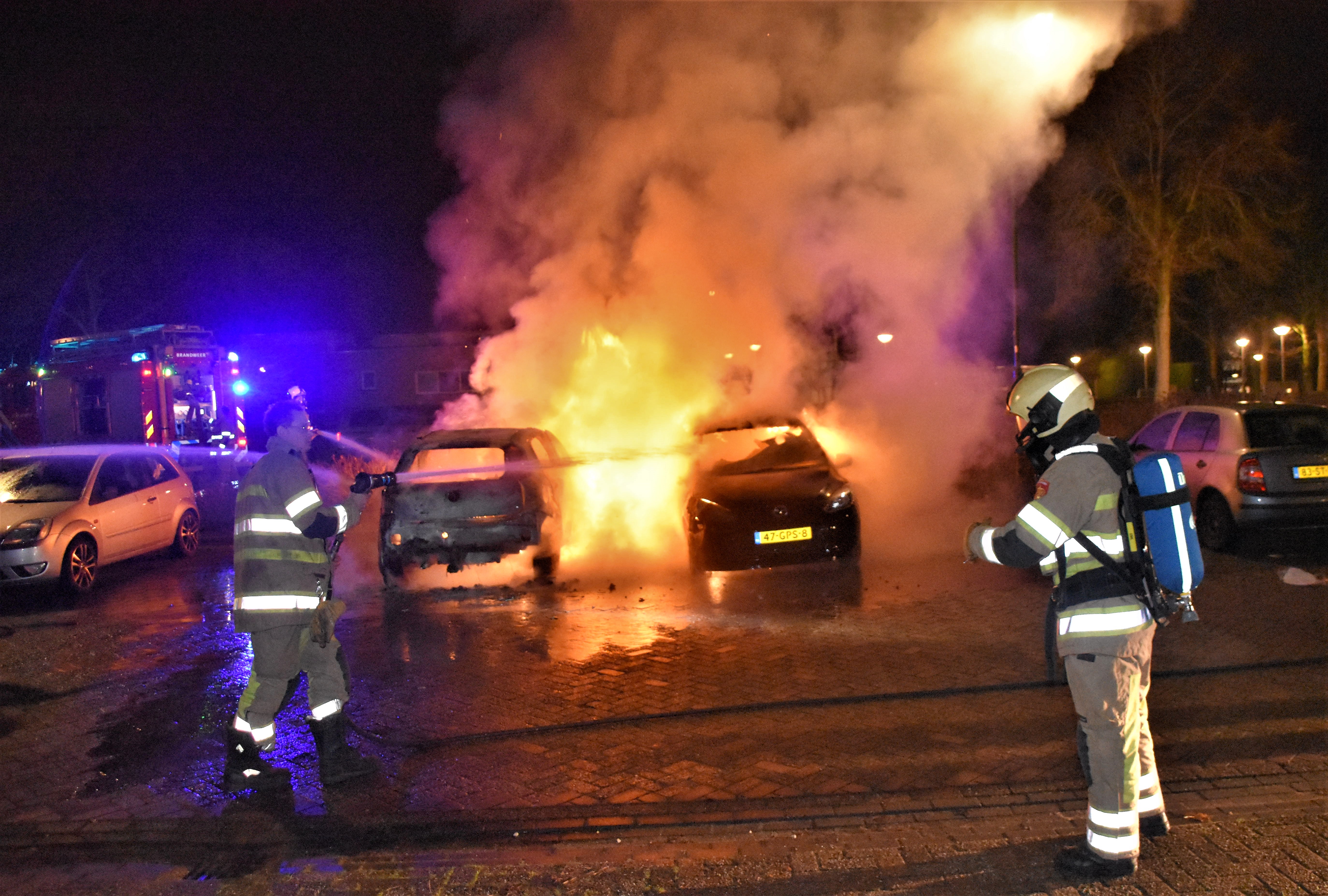 Twee auto’s door brand verwoest