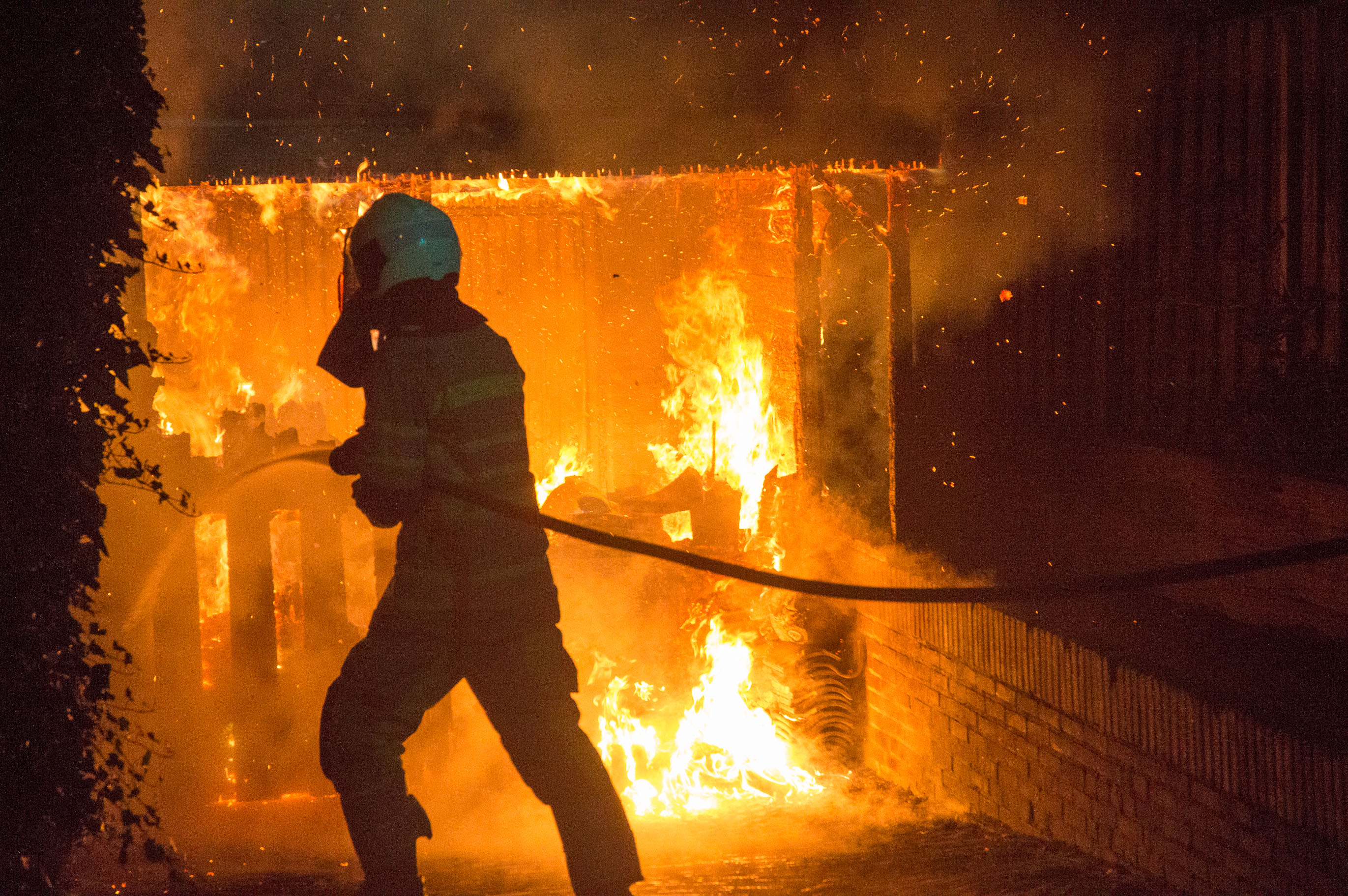 Carport door brand verwoest, schuur behouden