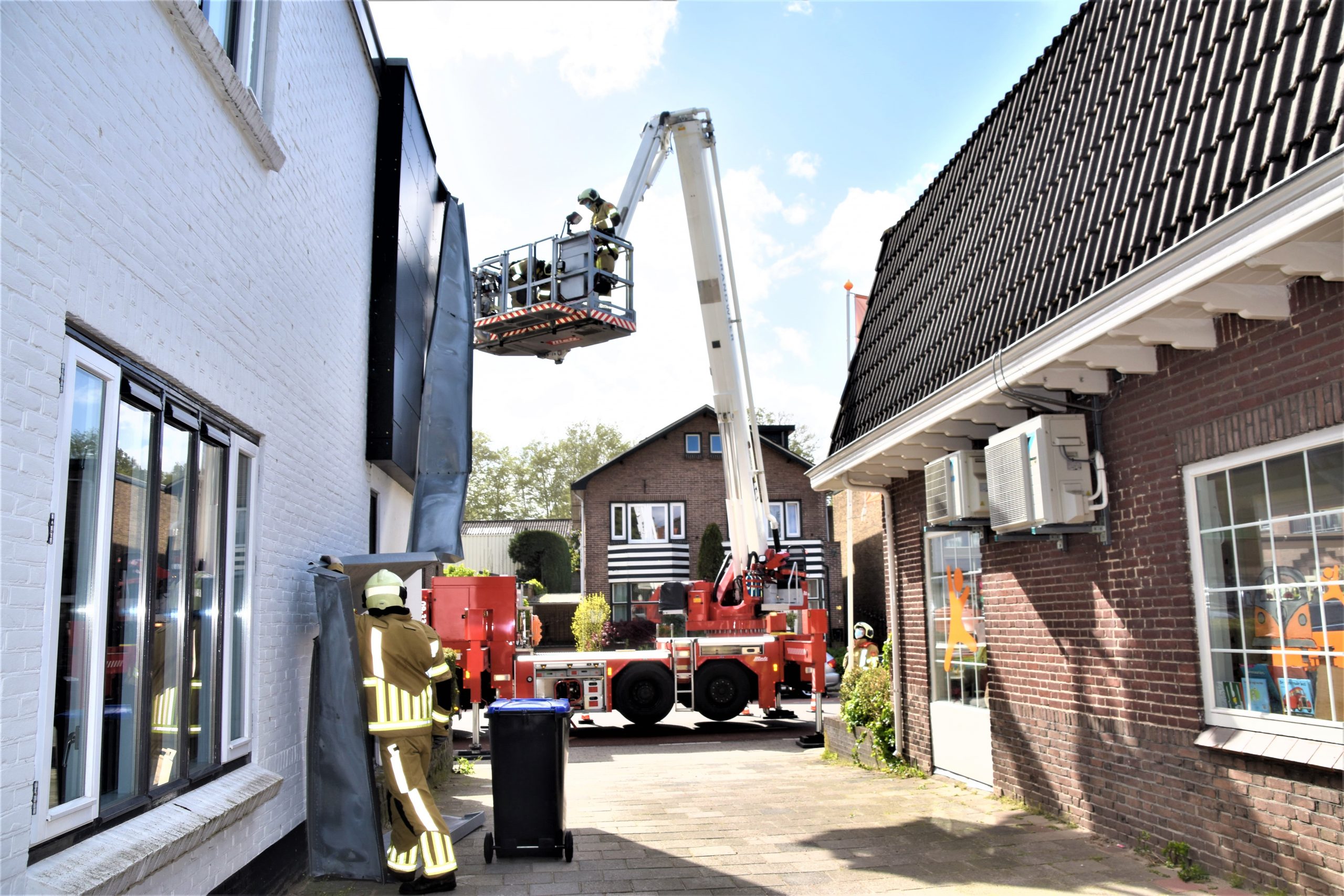 Dakrand los en boom op omvallen