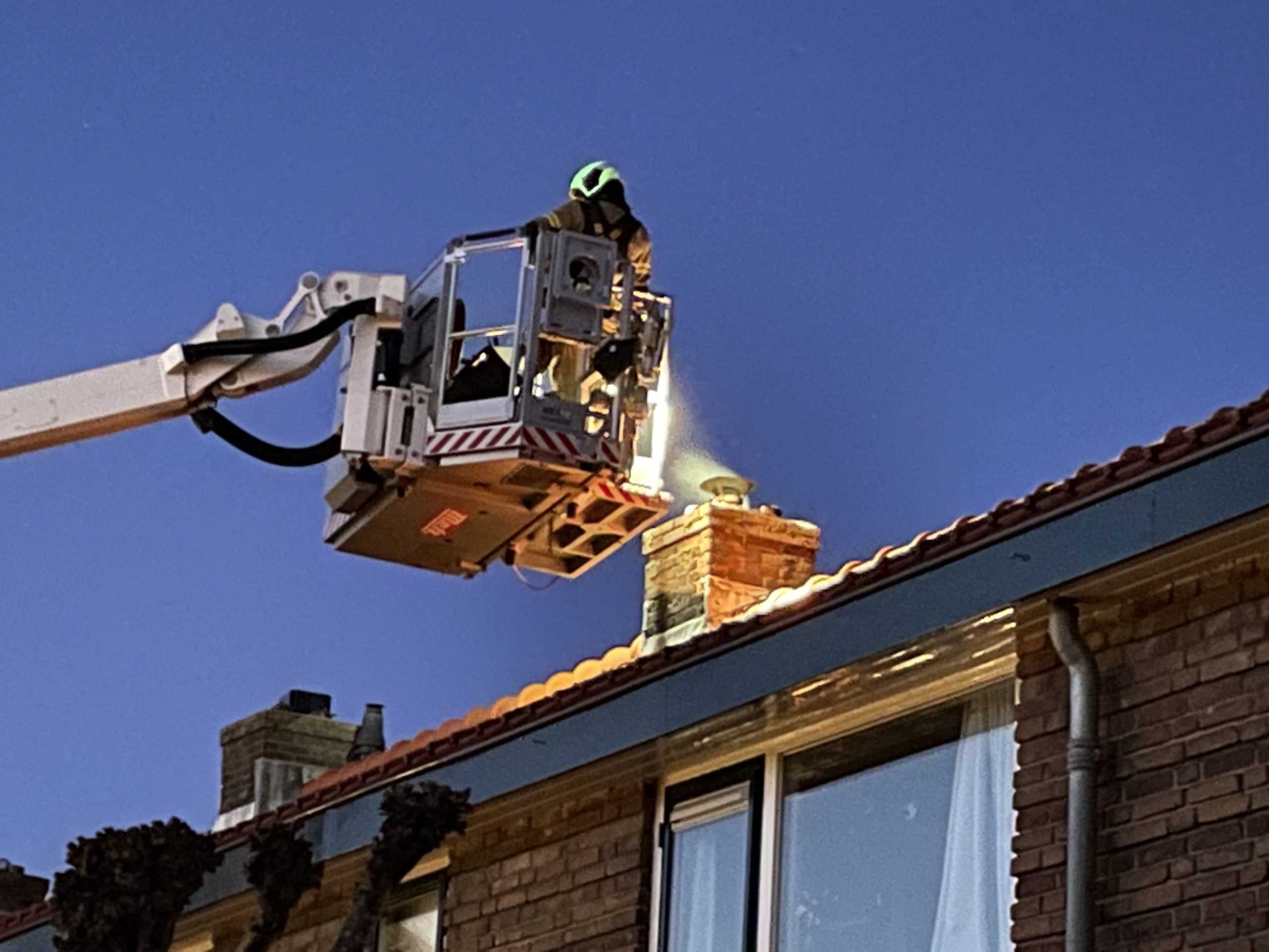 Brandweer in  actie voor schoorsteenbrand