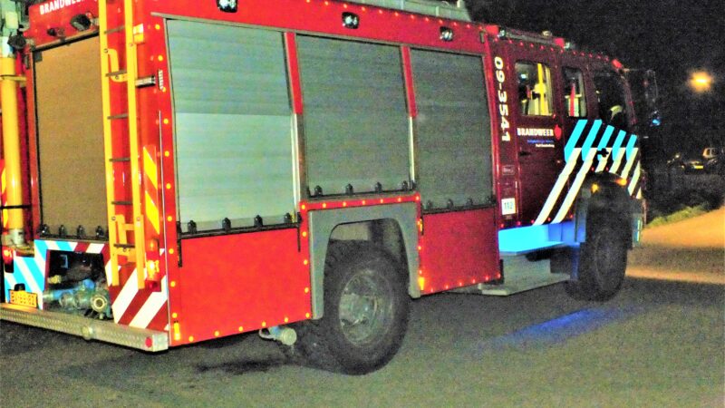 Bewoners blussen brand in overkapping