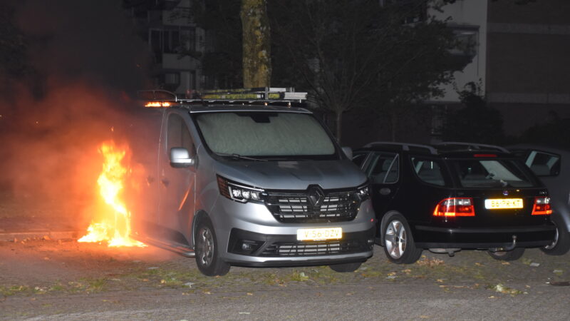 Vermoeden van brandstichting in bedrijfsauto