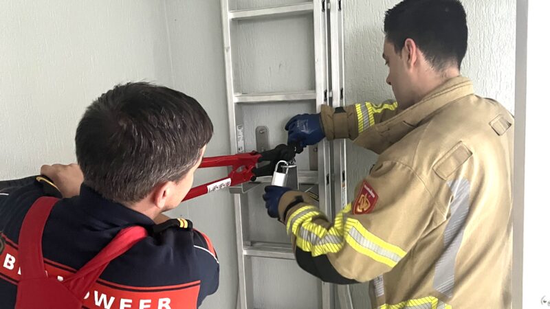 Vrouw op zevenhoog bevrijd uit vastgelopen lift