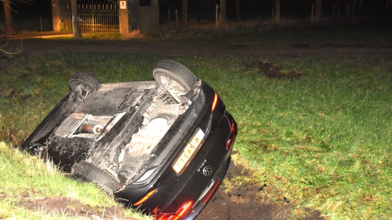 Auto rijdt sloot in, bestuurder niet aangetroffen