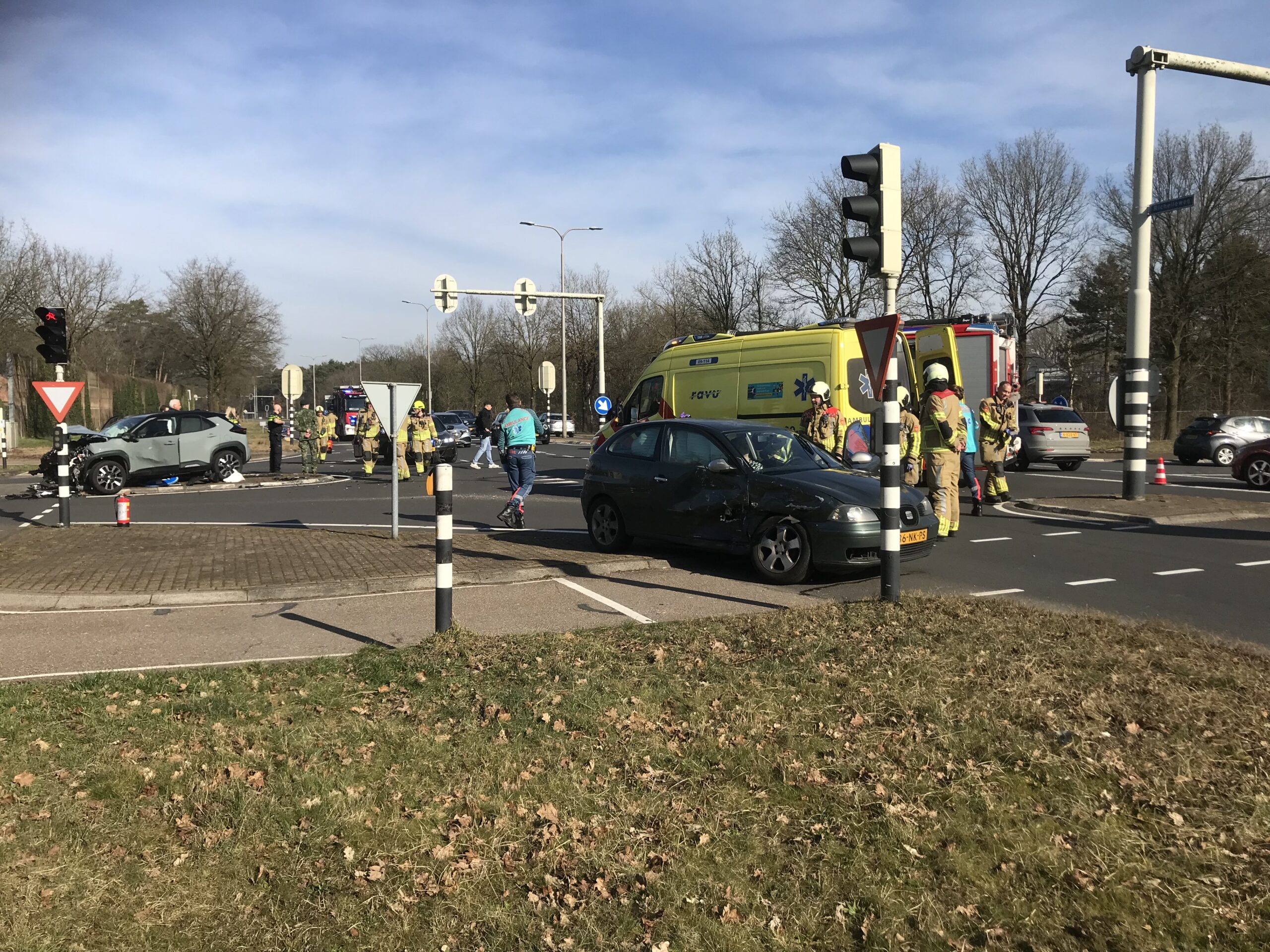 Twee gewonden en ravage bij aanrijding