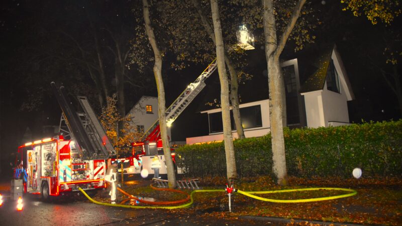 Brandweer voorkomt brand in rieten kap