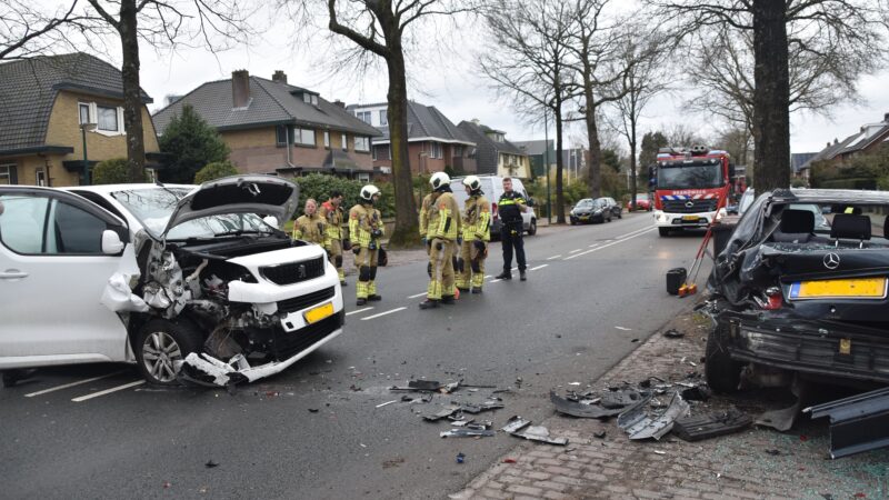 Brandweer beperkt vloeistoflekkage na aanrijding